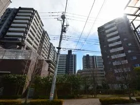 北西から見た外観