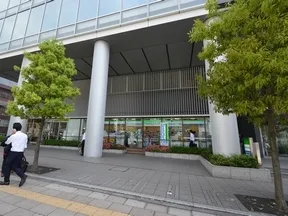 右手にファミリーマートが見えます