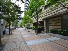右手にカテリーナ三田タワースイートが<br>見えてきます