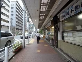 こんにゃくえんま前交差点に突き当たっ<br>たら右に進みます。