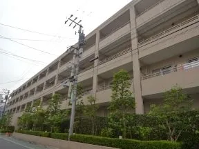 一つ目の通りを左に曲がりT字路を右に<br> 進んでいくと小石川ザ・レジデンスが<br>見えます。