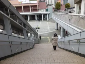 すぐ右前方の階段を下ります