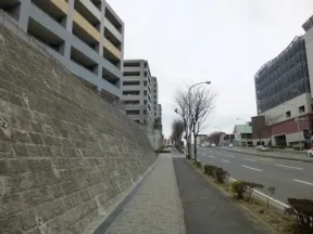 信号を渡り、右に進めばエントランスで<br>す