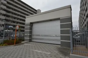 電動シャッター付駐車場