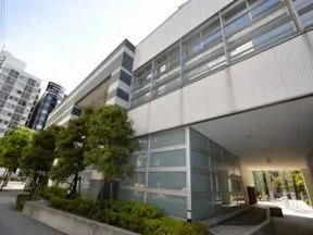 東側からの外観