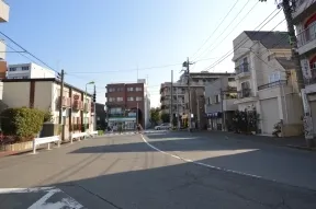 駅前の通りを北側に曲がる1