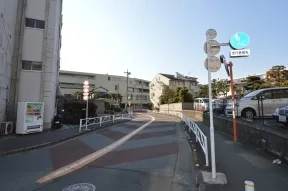 駅前の通りを北側に曲がる2