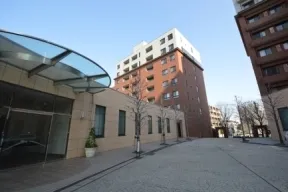 ガーデンコートの東側建物を望む