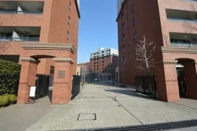 西側の敷地入口
