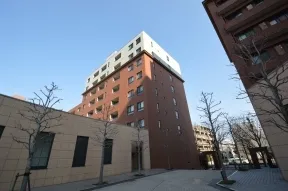 エントランス前の中庭から東側建物を見る