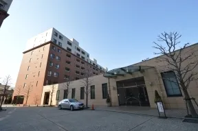 エントランス前の中庭から西側建物を見る