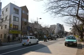 桜新町駅前の通り（都道427号線）