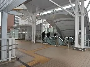 屋根があるペデストリアンウェイを道な<br>りに進みます