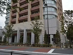 階段を降りて左手に「ル・サンク大崎シ<br>ティタワー」が見えます