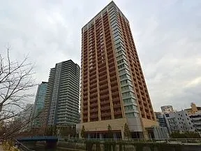 目黒川対岸から見た外観