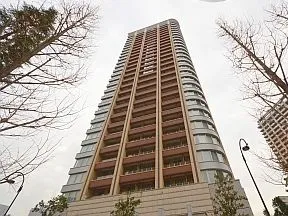 目黒川沿い遊歩道から見上げた外観
