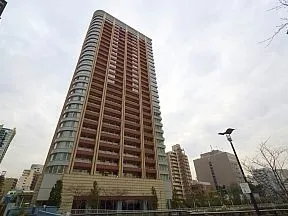 目黒川にかかる山本橋から見た外観