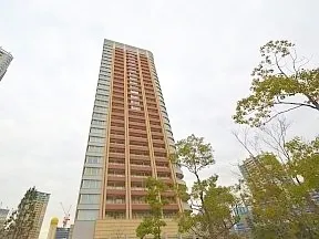 光の径から見上げた外観