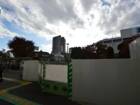 西口を出ると左手方向に物件が見えます