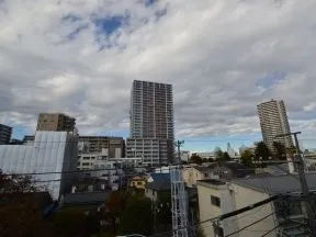 南からの外観(遠目から撮影)