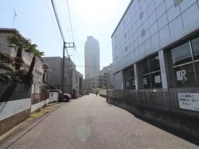出口に向かって左側の道を直進します