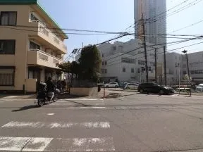 小学校前の横断歩道を渡ります