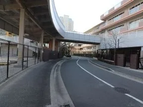 道なりに歩きます