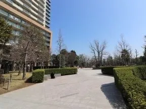 左手にマンションエントランスです