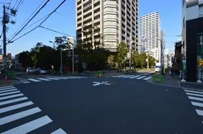 交差点を渡り20ｍほどでエントランス<br>です