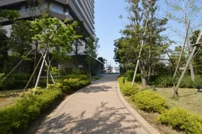 円形広場からザ・クラッシタワーのエント<br>ランスへの歩道