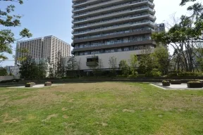 円形広場からイーストタワー側