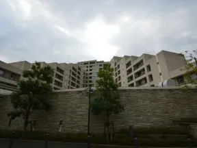 北西側からみた外観