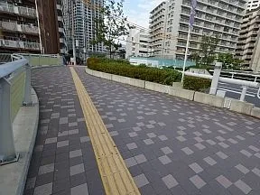 大崎ニューシティを抜けて目黒川沿いに<br>出て、前の小関橋を渡ります。