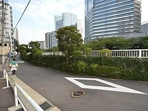 橋を渡って右折、川沿いを進みます。