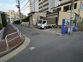 最初の角を左折。