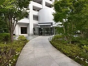 樹々に囲まれたメインエントランス