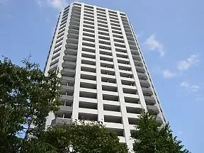 西側マンション出入口より見上げた外観