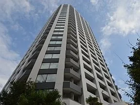 北西側公道から見上げた外観