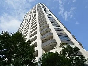 南西側公道から見上げた外観