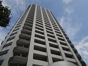 エントランスから見上げた外観