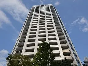 西側から見上げた外観