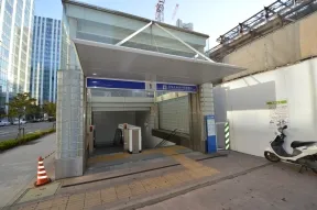 「みなとみらい駅」１番出口を出ます