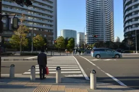 正面の信号を直進します。