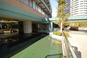 エントランス脇の水場