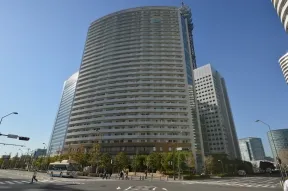 「みなとみらい駅」出口の前から建物を望<br>む