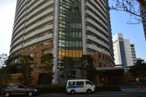 割肌のテッセラタイル貼りの建物基壇部分
