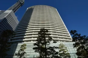 南西側グランモール公園から建物を見上げ<br>る