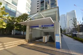 みなとみらい線「みなとみらい駅」２番<br>出口を出ます