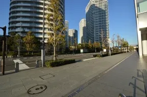 駅出口を出たら右に向かいます