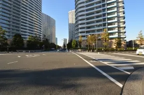 その信号をそのまま左折で渡ります